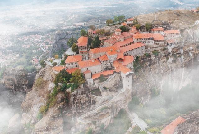 世界上最“险峻”的古建筑，悬空在半山腰上，看了感觉腿软